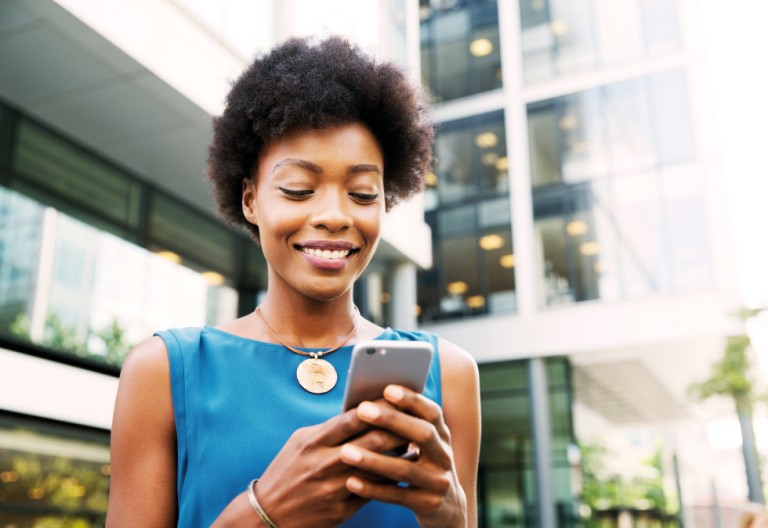 nous voyons une femme qui regarde son téléphone portable